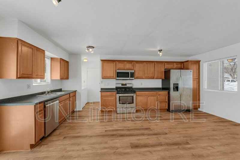 2810 N Roberta Dr - Photo 3 of 17