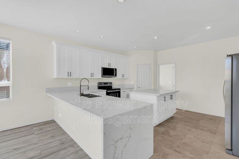 846 W Carob Dr - Photo 5 of 50
