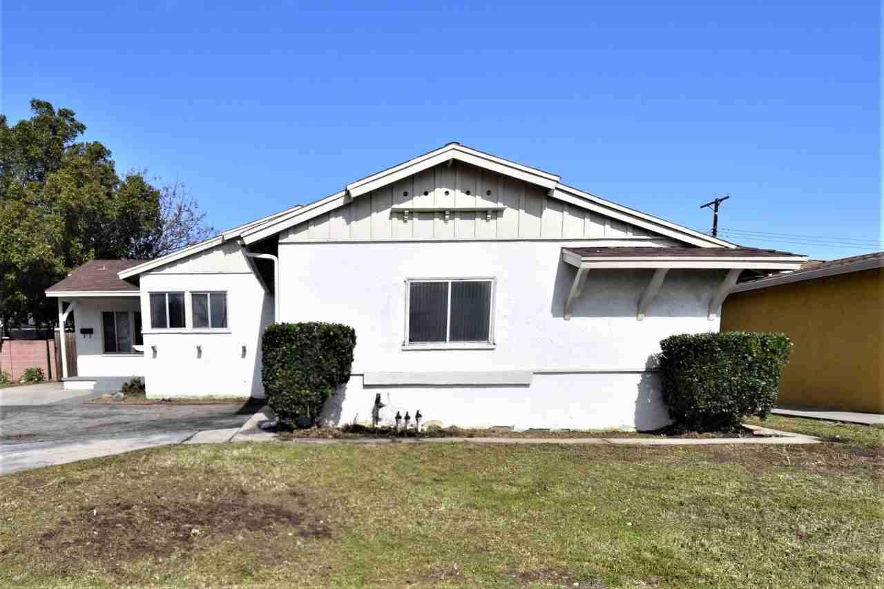 11762 Glencrest Dr - Photo 3 of 17