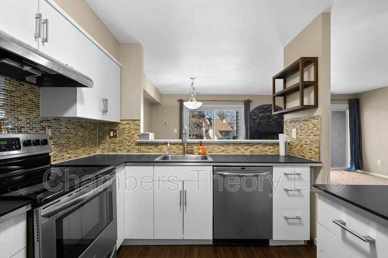 1043 Warwick Ct - Photo 2 of 32