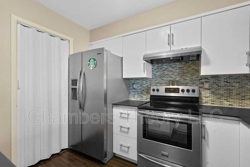 1043 Warwick Ct - Photo 3 of 32