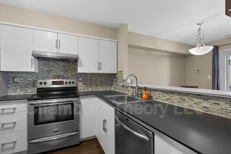 1043 Warwick Ct - Photo 4 of 32