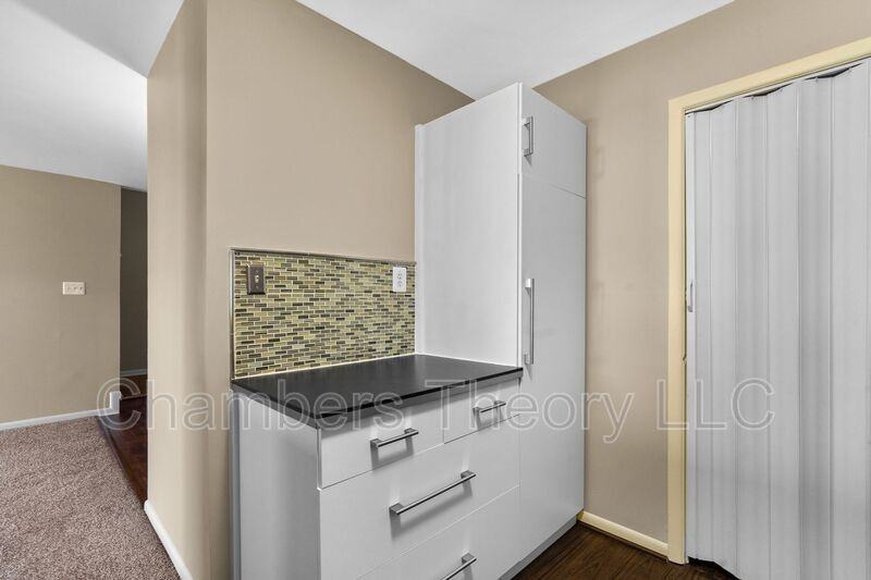 1043 Warwick Ct - Photo 5 of 32