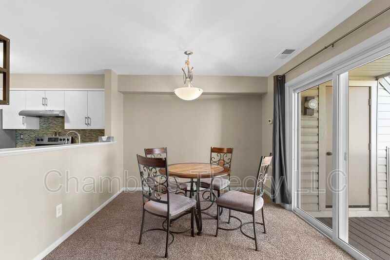 1043 Warwick Ct - Photo 6 of 32