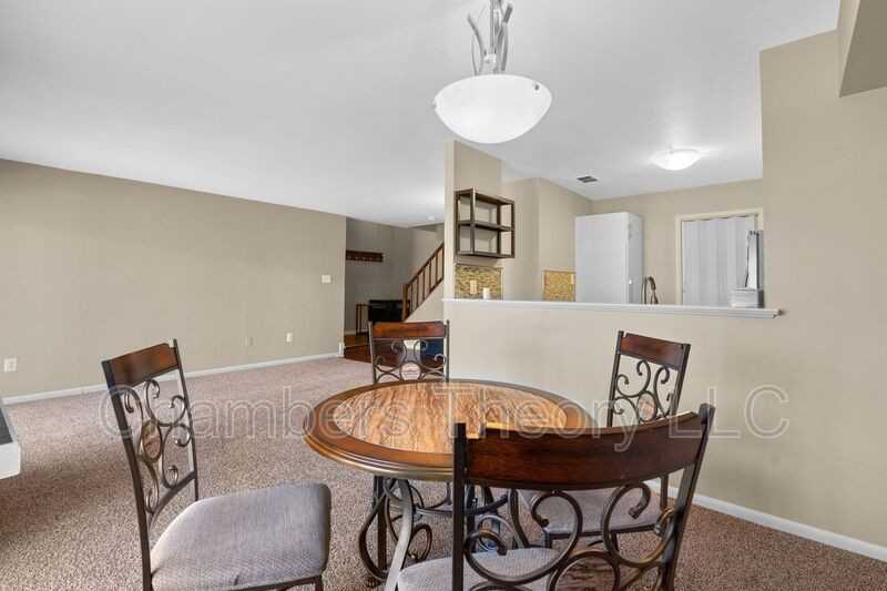 1043 Warwick Ct - Photo 7 of 32