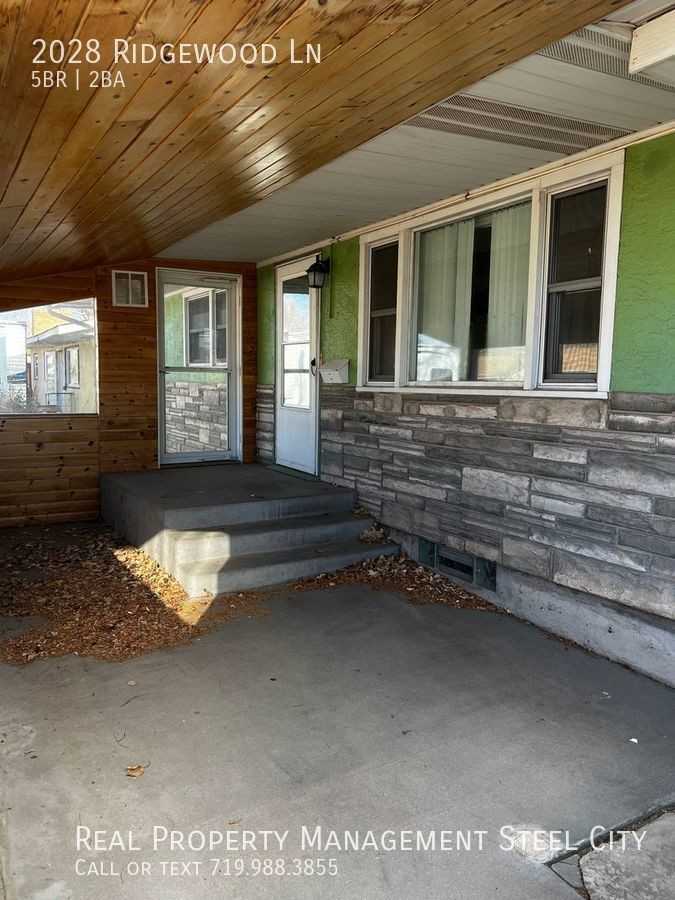 2028 Ridgewood Ln - Photo 2 of 14