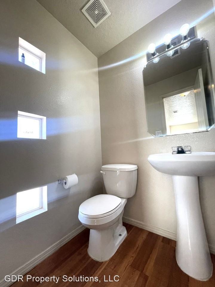716 Mesa Del Rio St Nw - Photo 3 of 8
