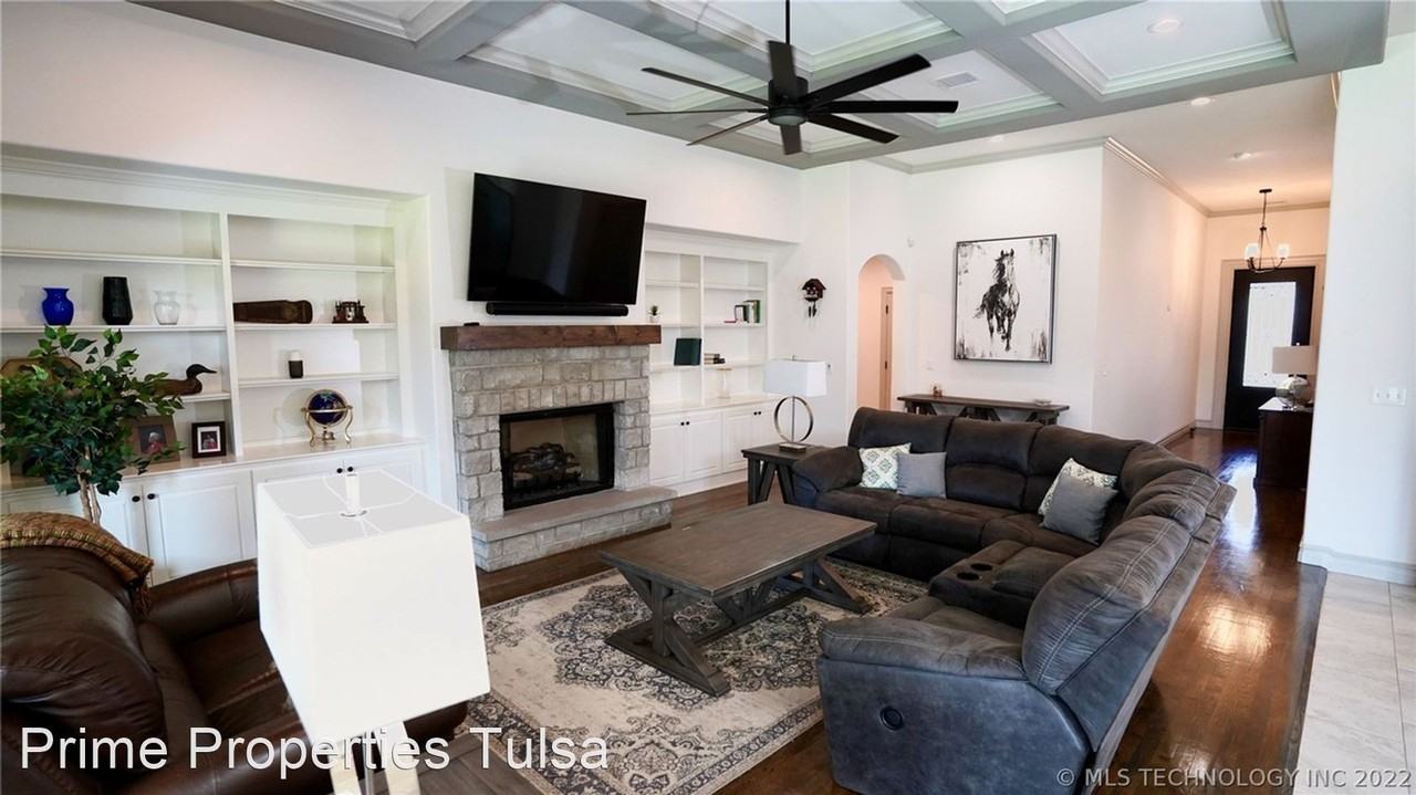 12912 S 6th St - Photo 2 of 21