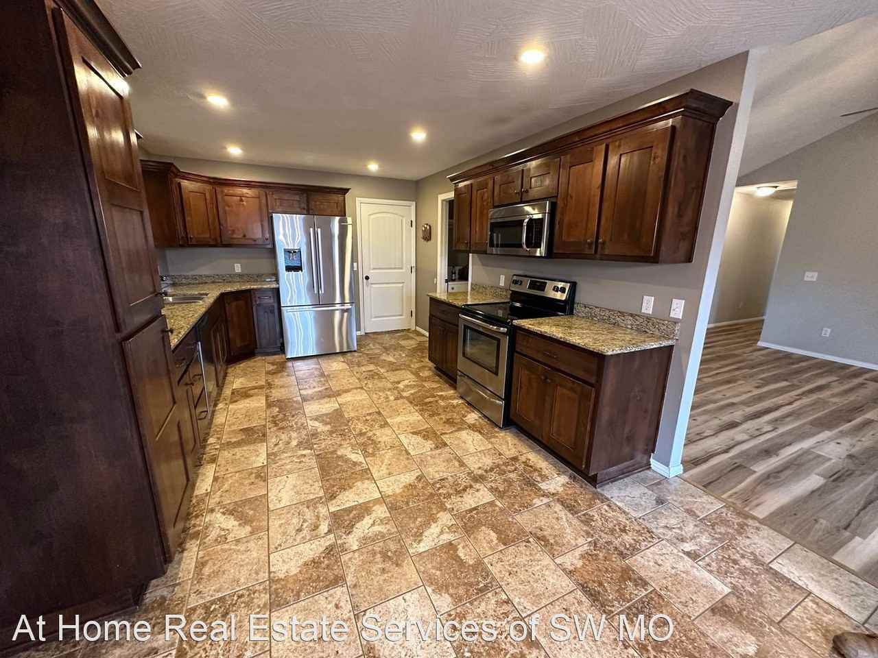 3204 E Bradford St - Photo 2 of 10