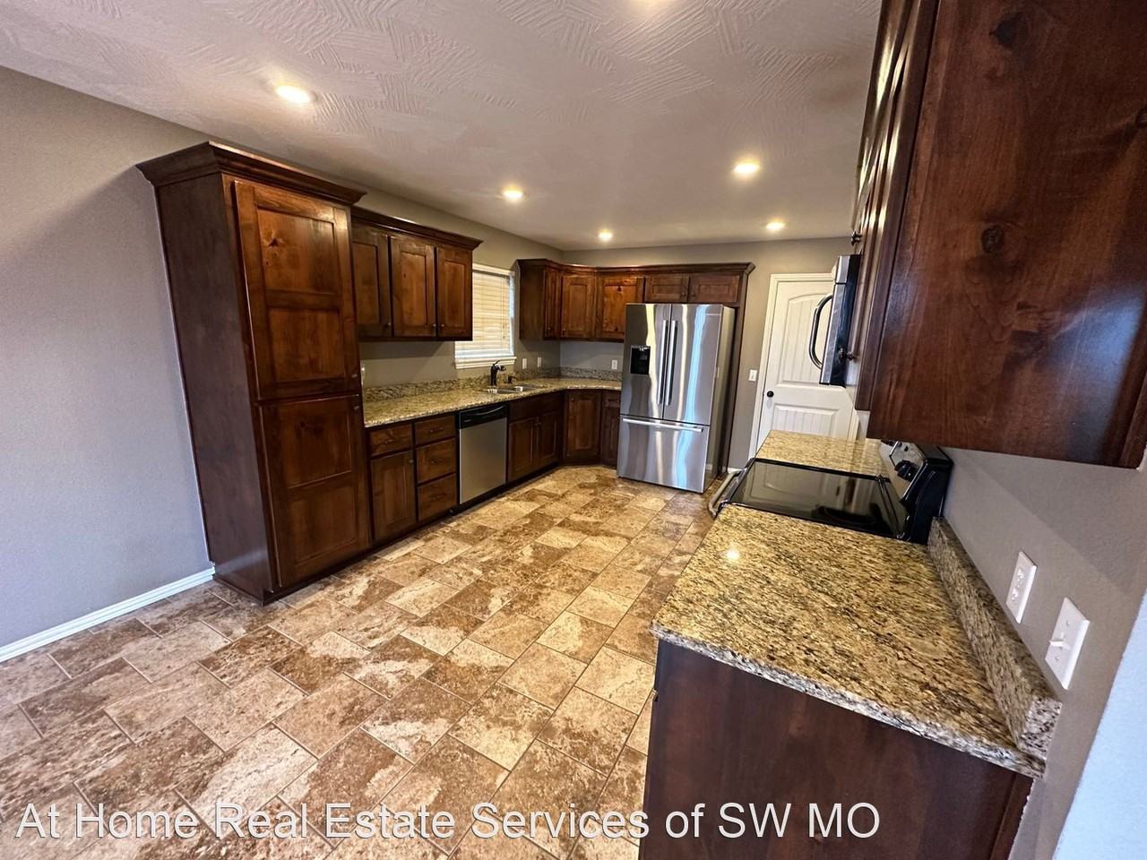 3204 E Bradford St - Photo 3 of 10