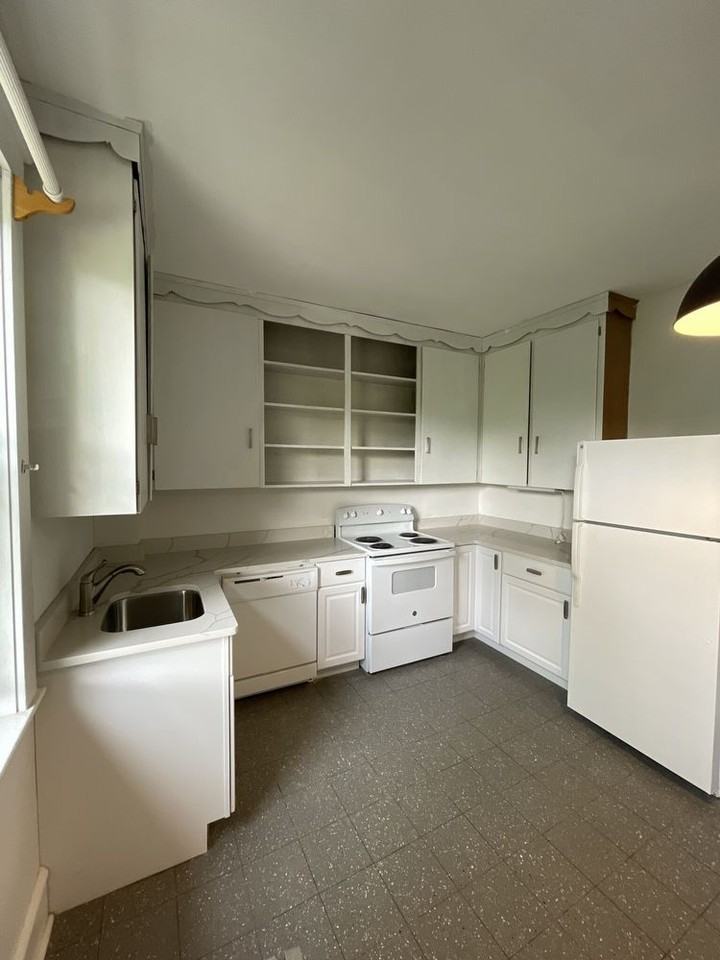 95 Coolidge 3R #3R - Photo 3 of 10