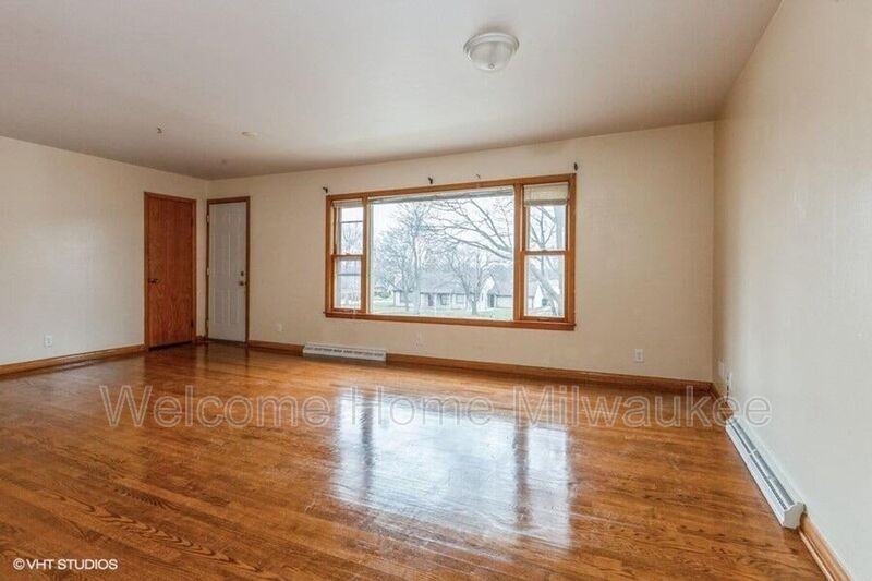 4216 - Photo 3 of 11