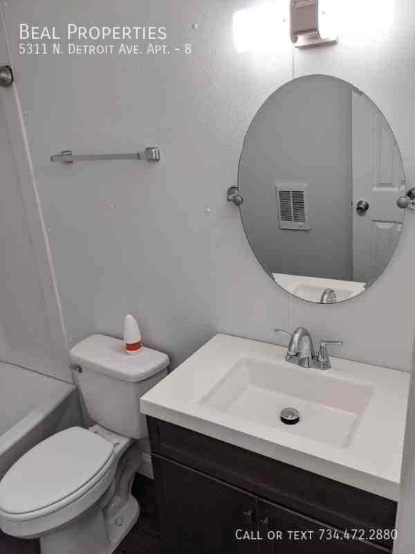 5311 N Detroit Ave #8 - Photo 2 of 9