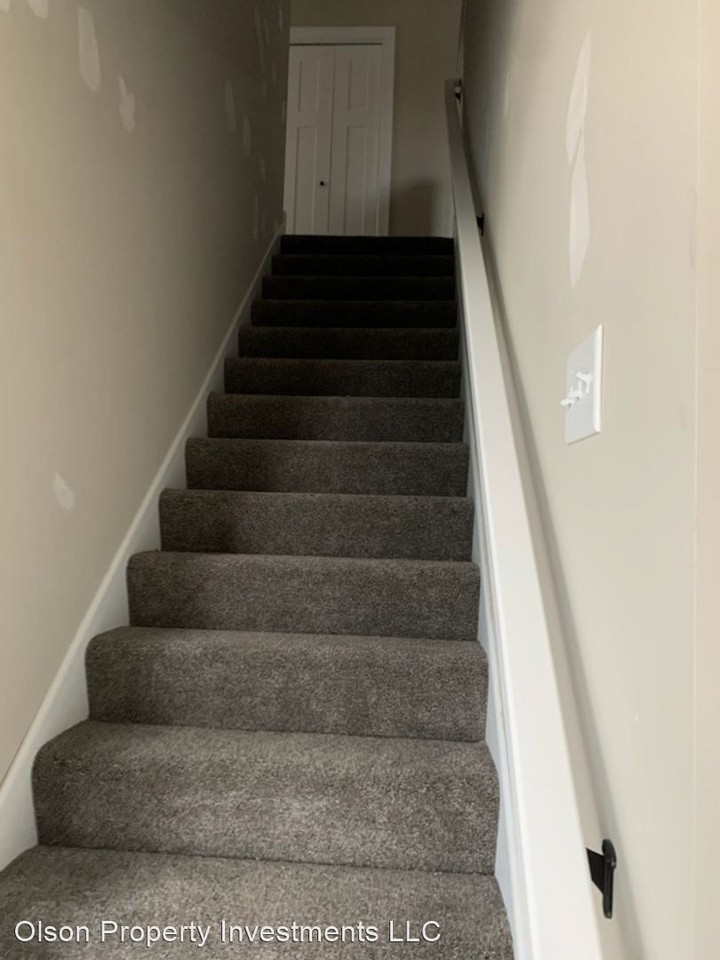 541 Meadow Ln - Photo 3 of 8