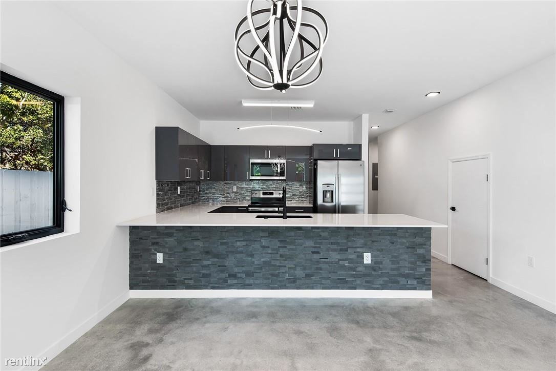 1138 Ne 2nd Ave - Photo 2 of 10