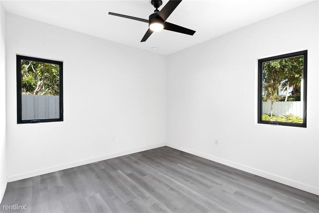 1138 Ne 2nd Ave - Photo 3 of 10