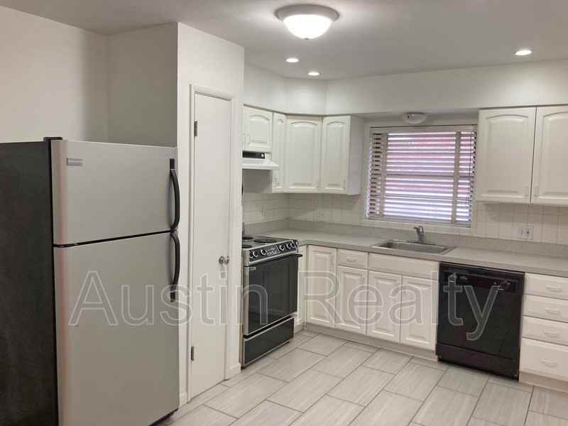 8121 Whitburn Dr 1st Fl - Photo 3 of 8