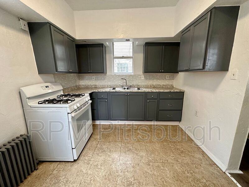 565 Mcmasters Ave - Photo 2 of 13