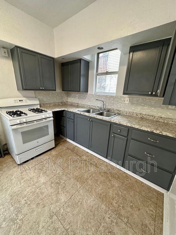 565 Mcmasters Ave - Photo 3 of 13