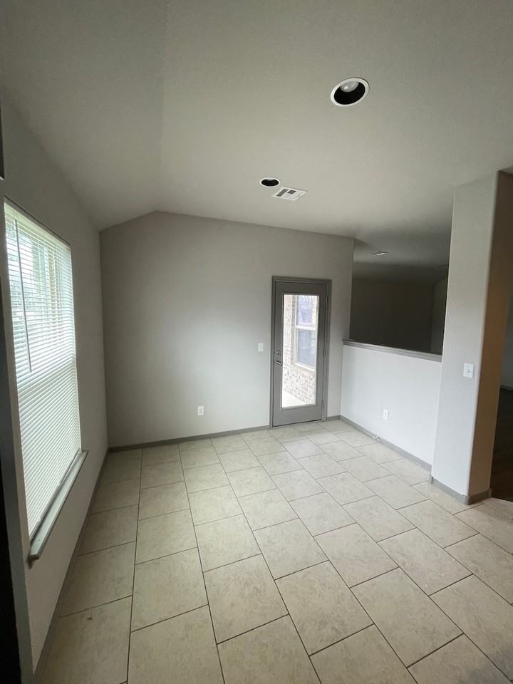 11084 N 114th East Ave - Photo 5 of 17