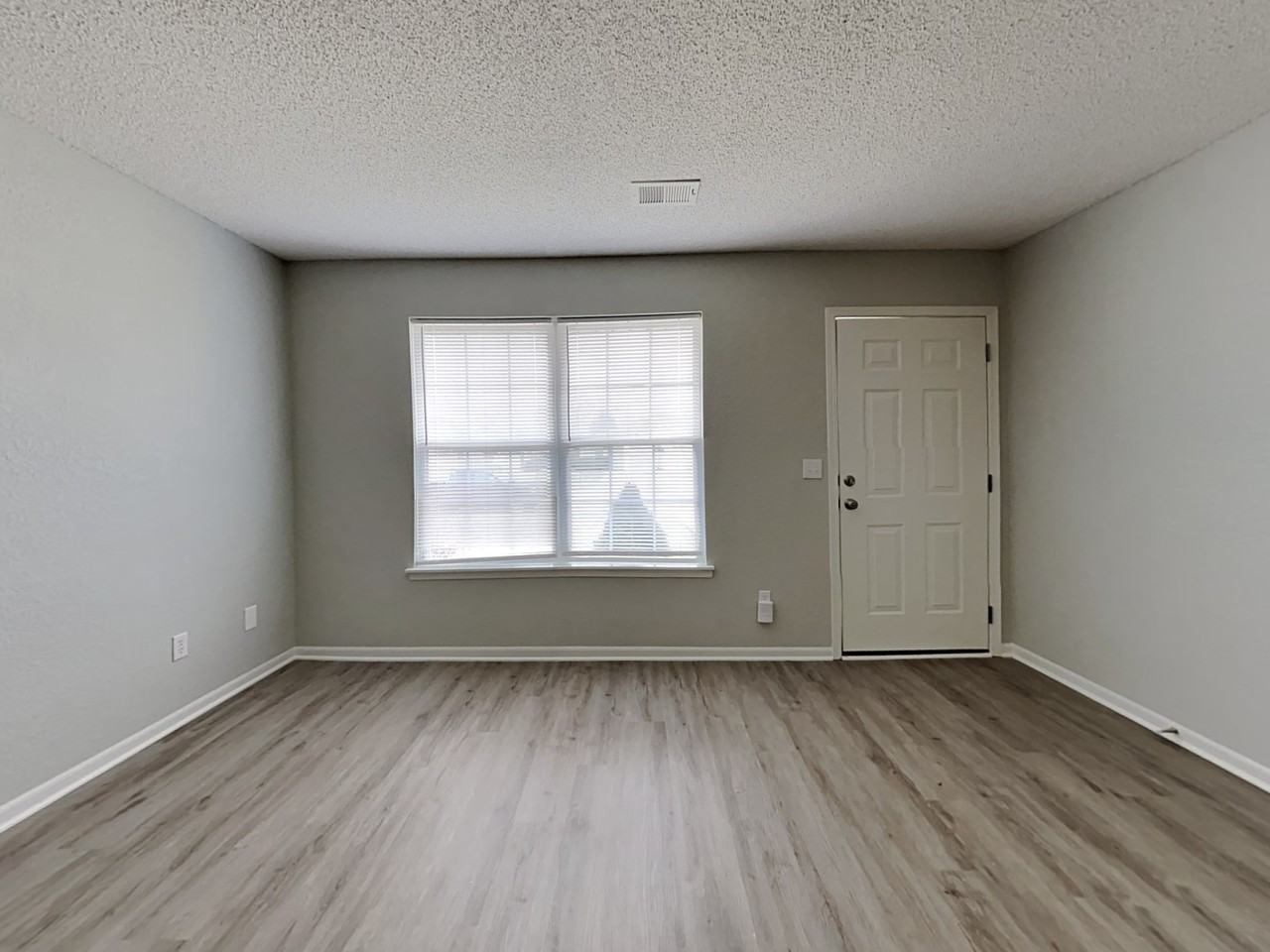 403 Nw Woodbury Dr - Photo 2 of 17
