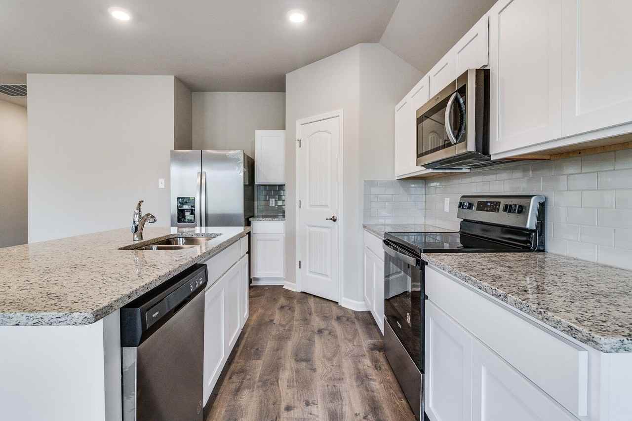 102 Santiago Ct - Photo 2 of 30