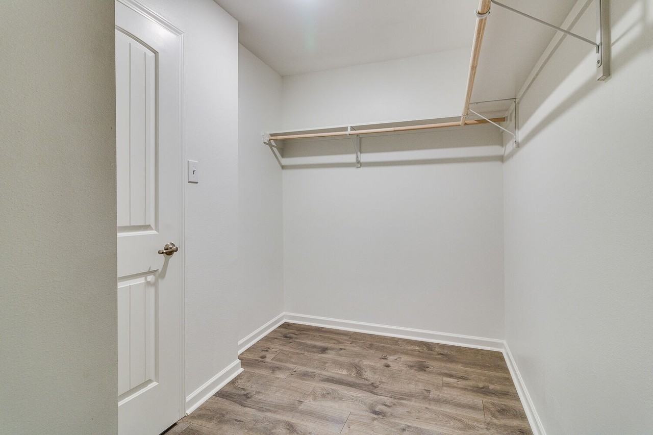 204 Yardley Ct - Photo 2 of 29