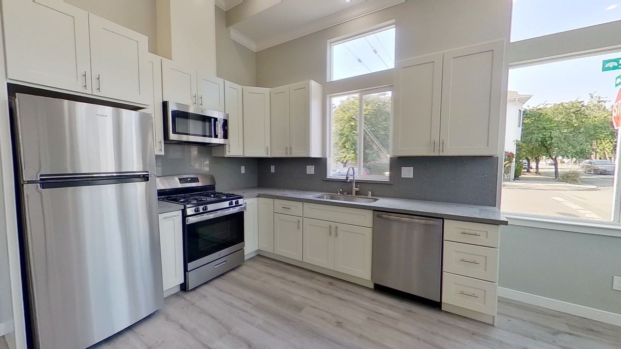 5699 Shattuck Avenue - Photo 5 of 15