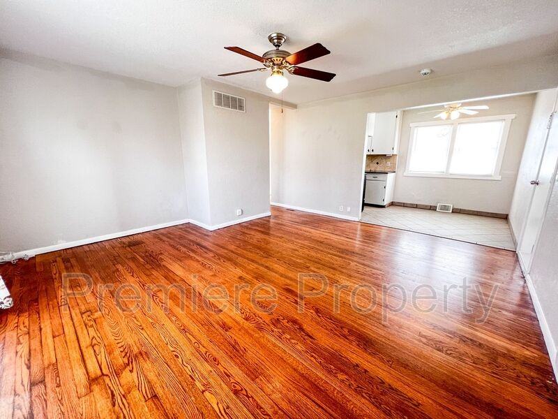 1112 E Elm St - Photo 2 of 12