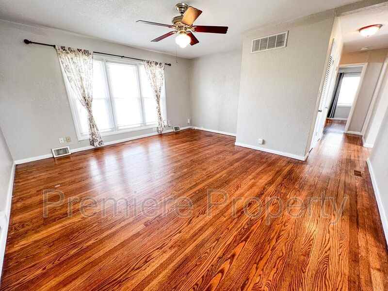 1112 E Elm St - Photo 3 of 12