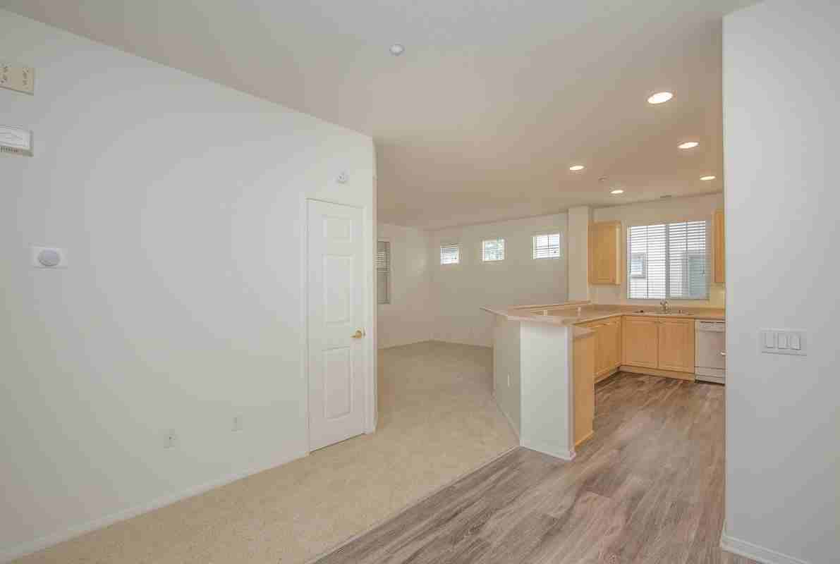 246 Lincoln St - Photo 5 of 11