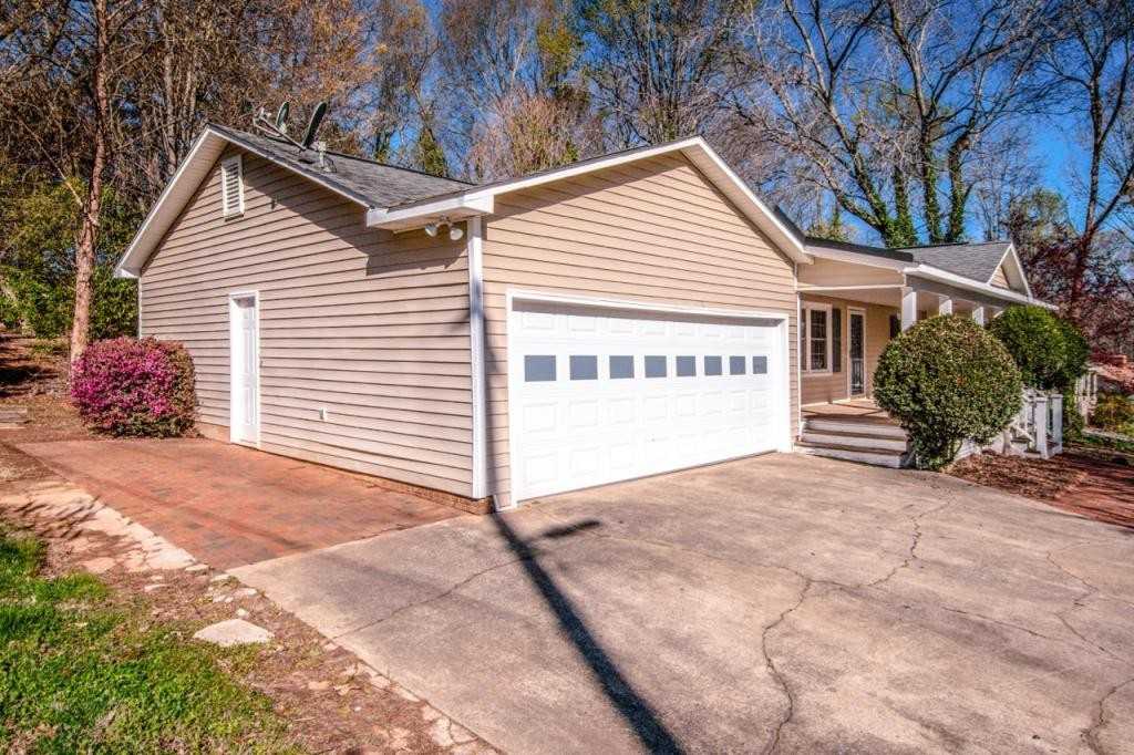 2089 Rock Springs Cir - Photo 5 of 46