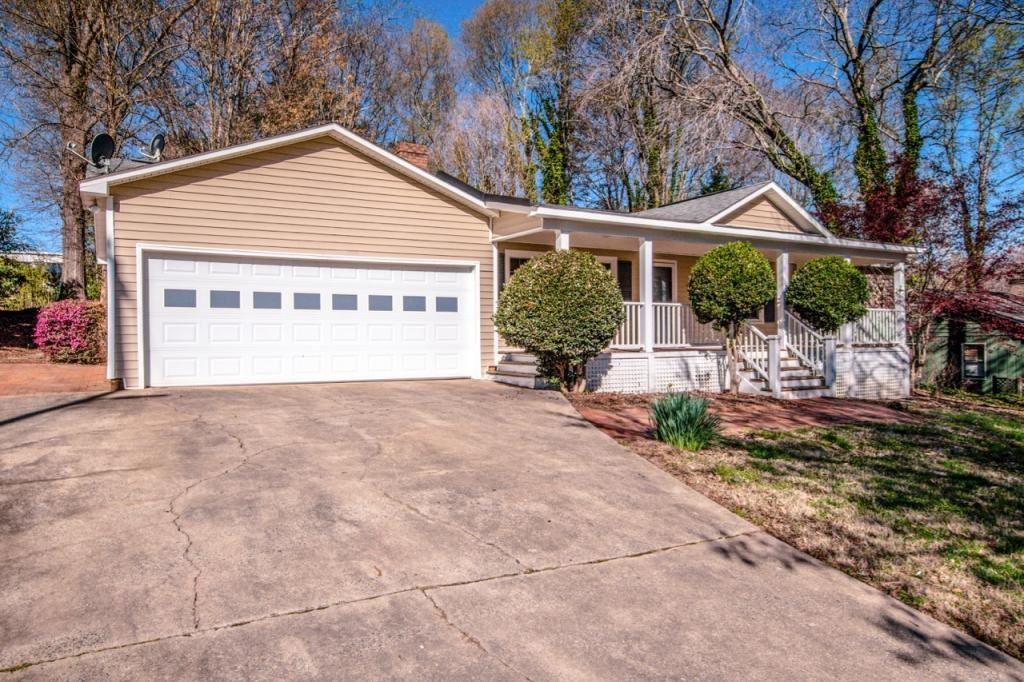 2089 Rock Springs Cir - Photo 4 of 46