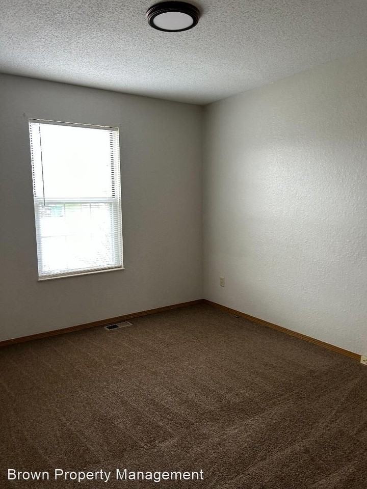 1406 Blackberry Ln - Photo 2 of 8