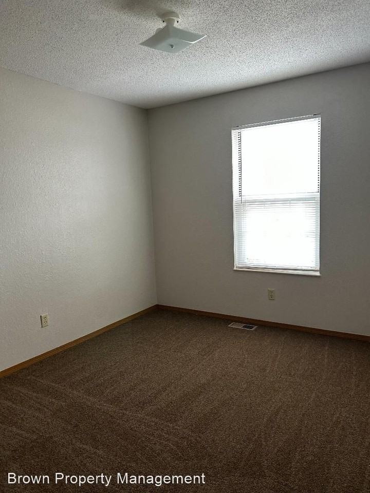 1406 Blackberry Ln - Photo 3 of 8