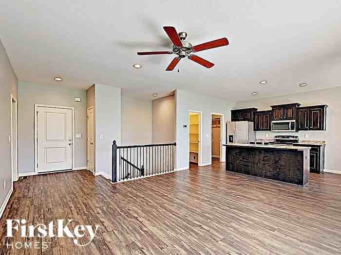 10911 Highview Rd - Photo 2 of 17