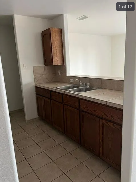 1610 E. Plum St - Photo 3 of 10