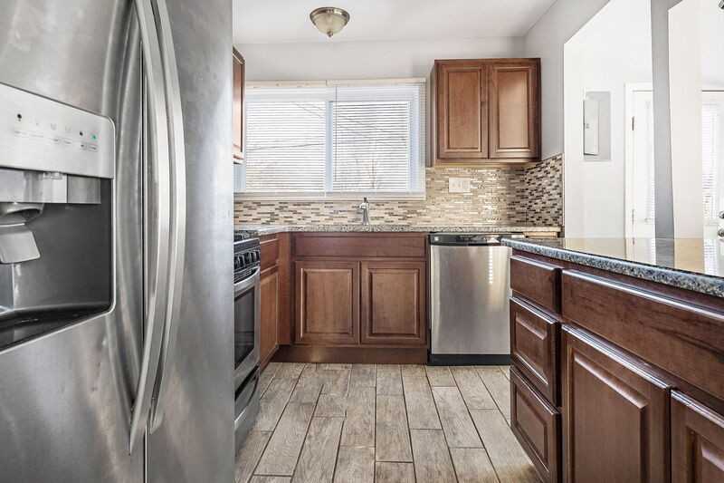 21704 Jefferson St - Photo 3 of 10