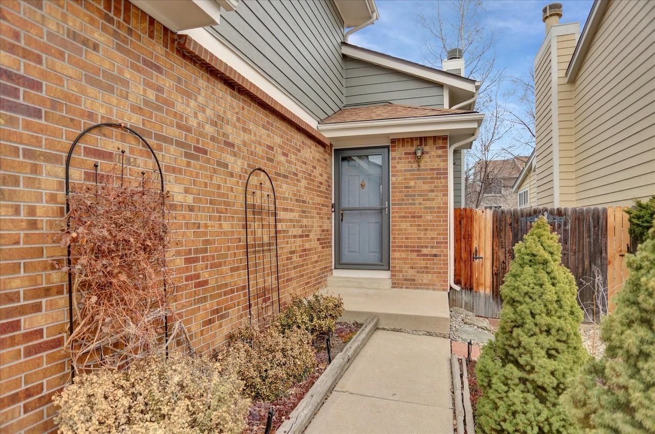 1570 S Syracuse St - Photo 3 of 25