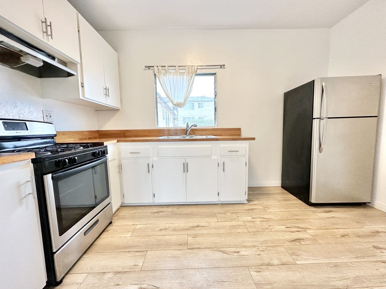 324 E Avenue 28 - Photo 2 of 10