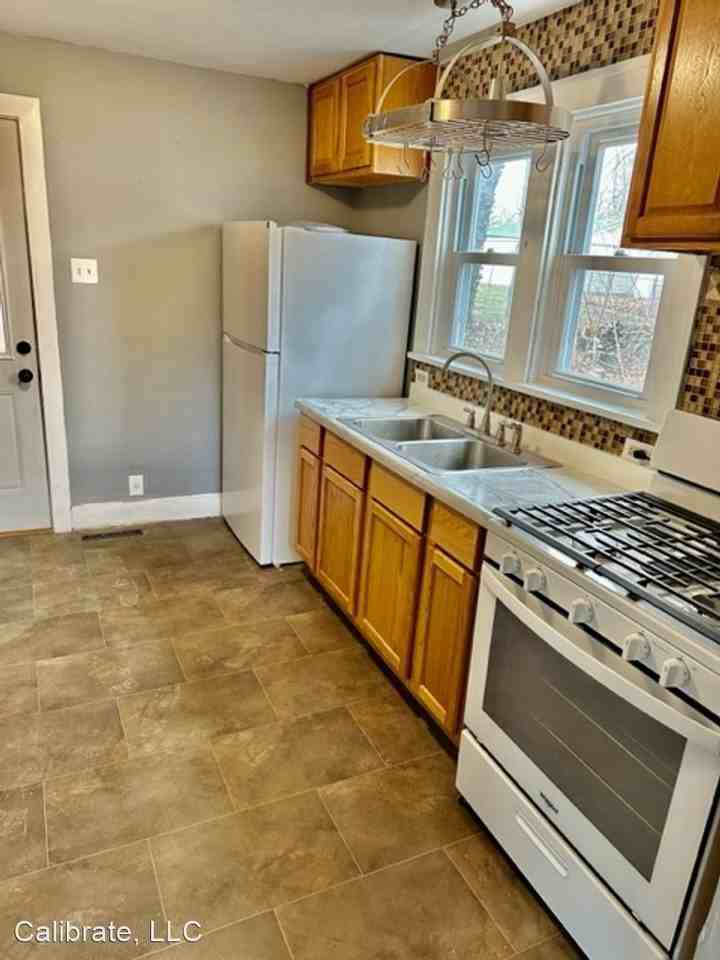 3325 E 35th Ave - Photo 2 of 23