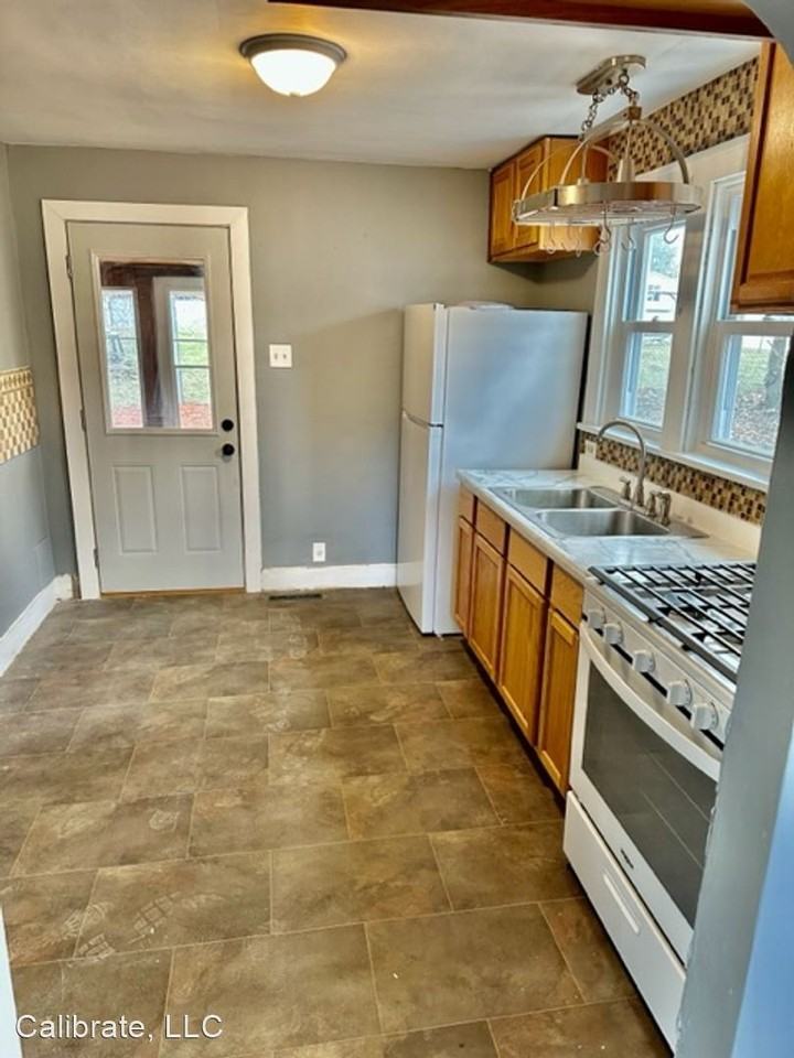 3325 E 35th Ave - Photo 3 of 23