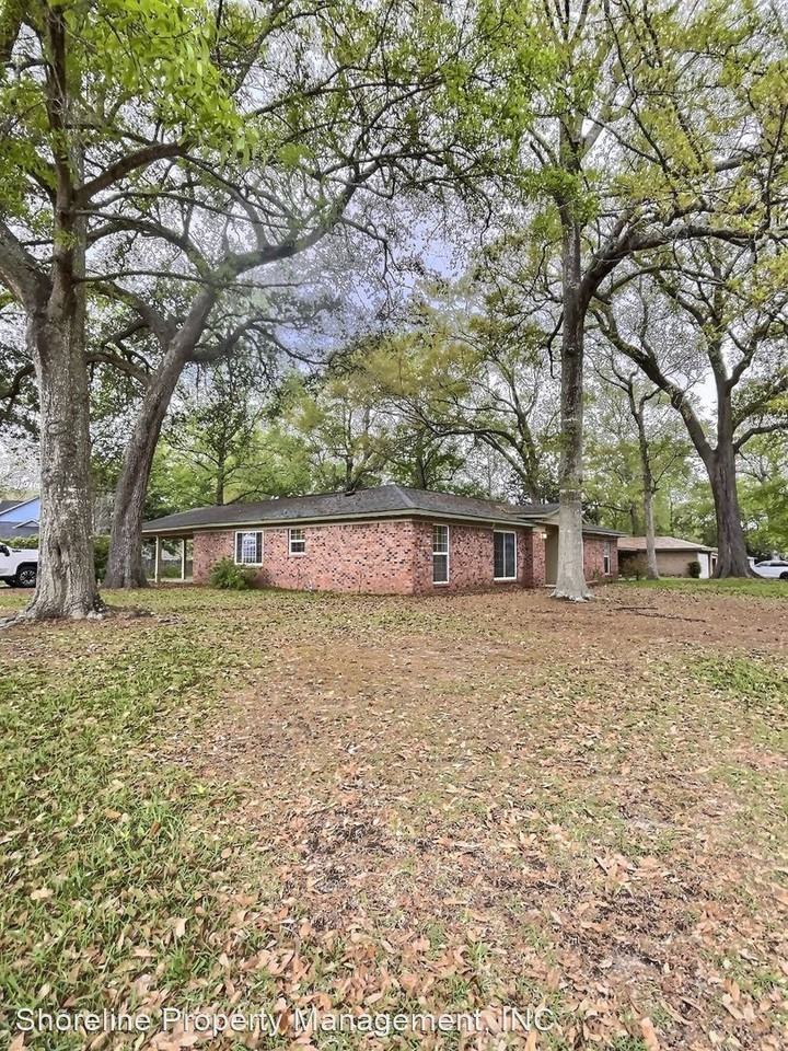 2720 Briarwood Cir - Photo 2 of 21