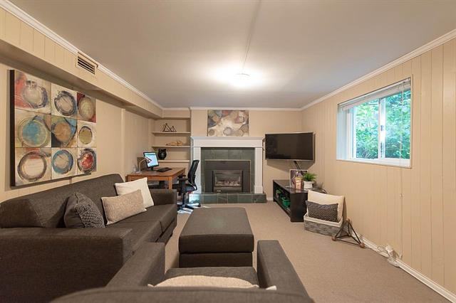 2112 Mackay Avenue - Photo 3 of 18