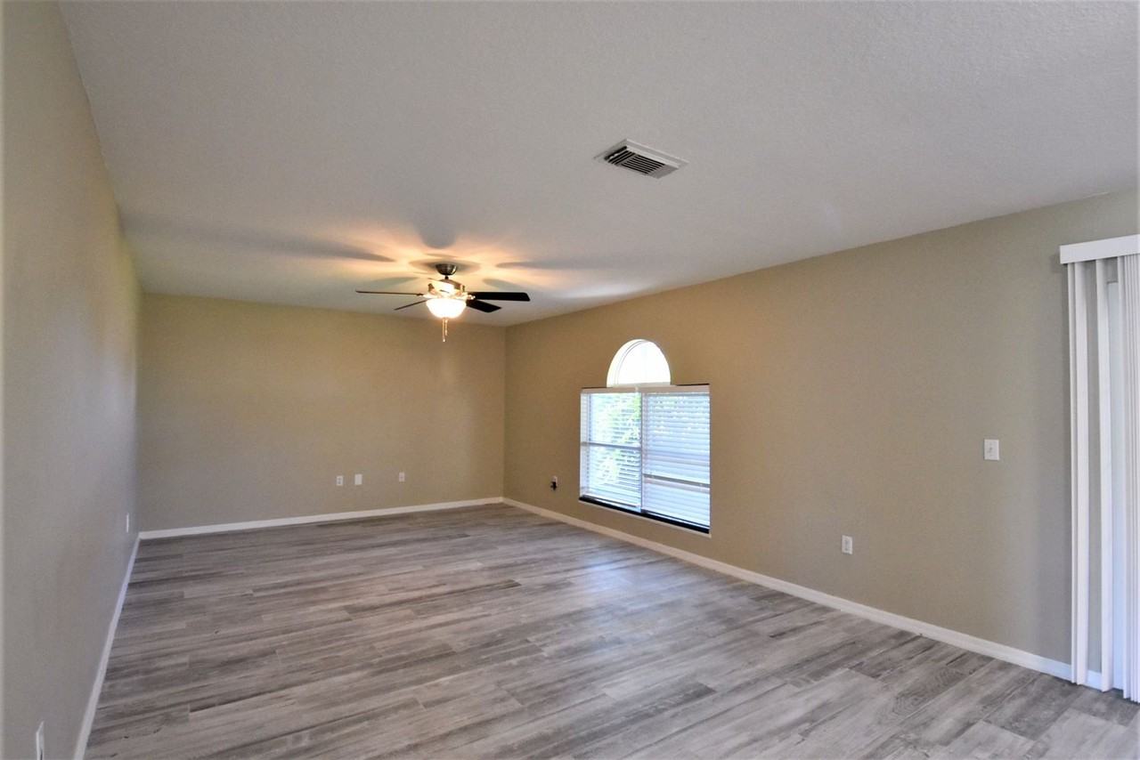 1760 Brookshire Cir - Photo 2 of 13