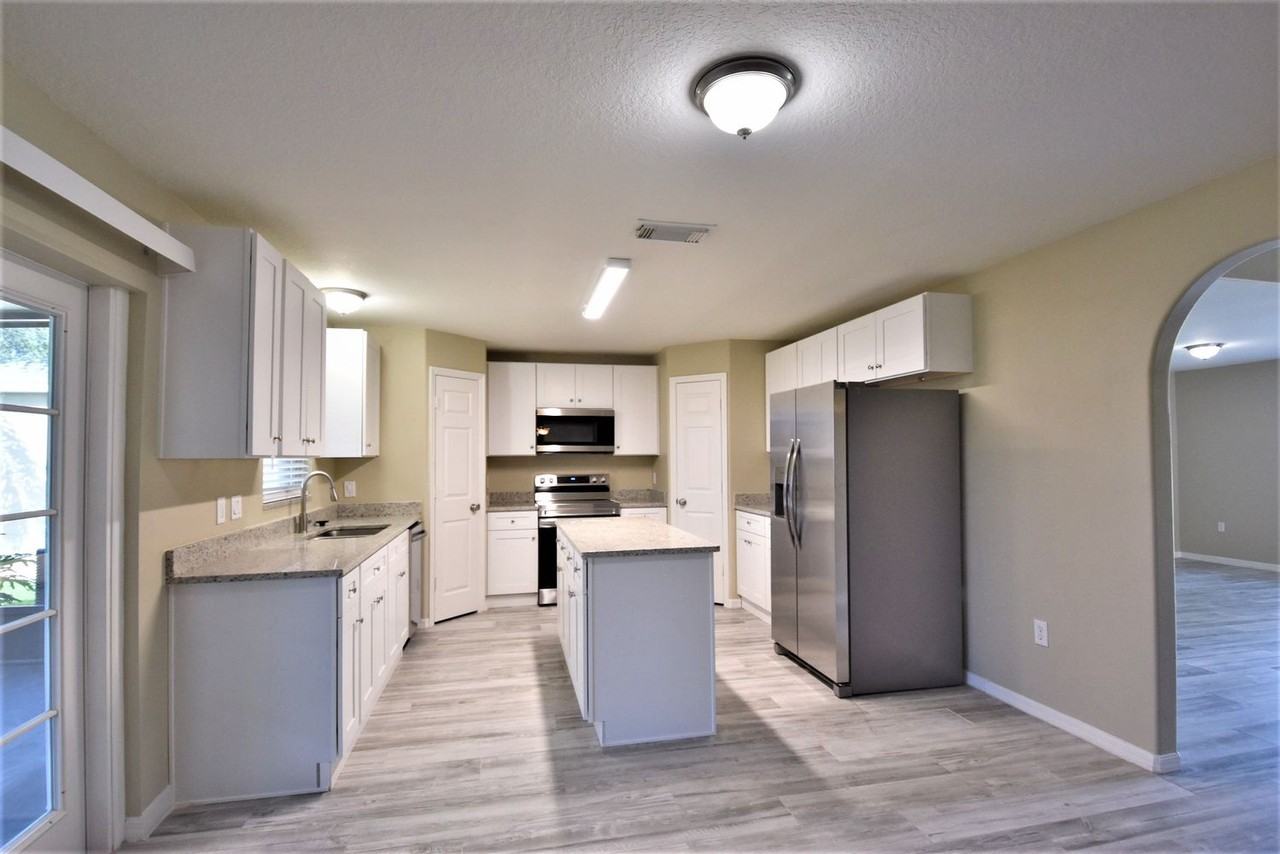 1760 Brookshire Cir - Photo 3 of 13