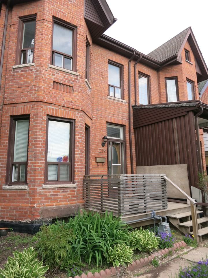 219 Brock Ave - Photo 2 of 12