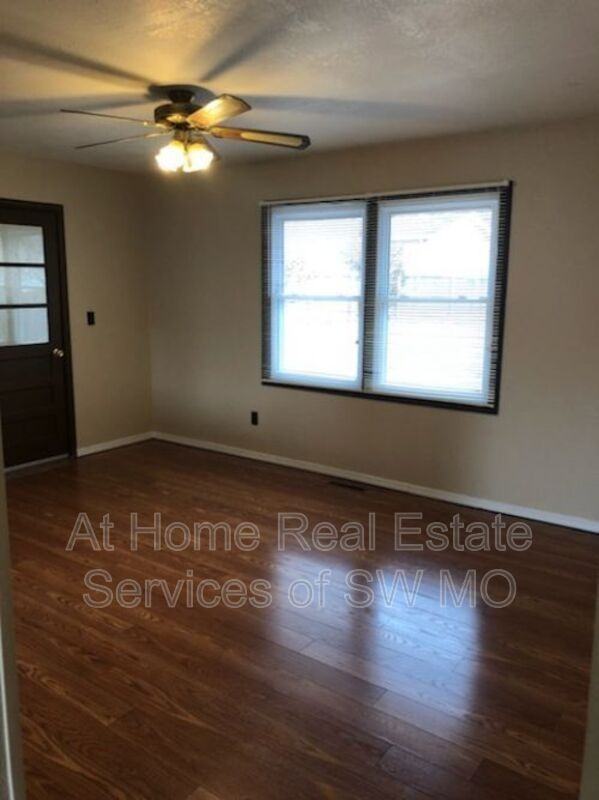 3231 W Olive St - Photo 3 of 15