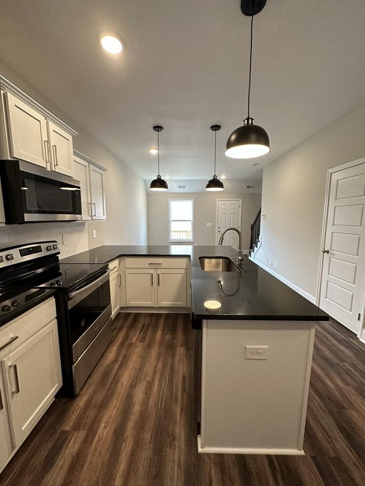 119 119 West Rossview RoadBuilding 2 - I #I - Photo 4 of 15