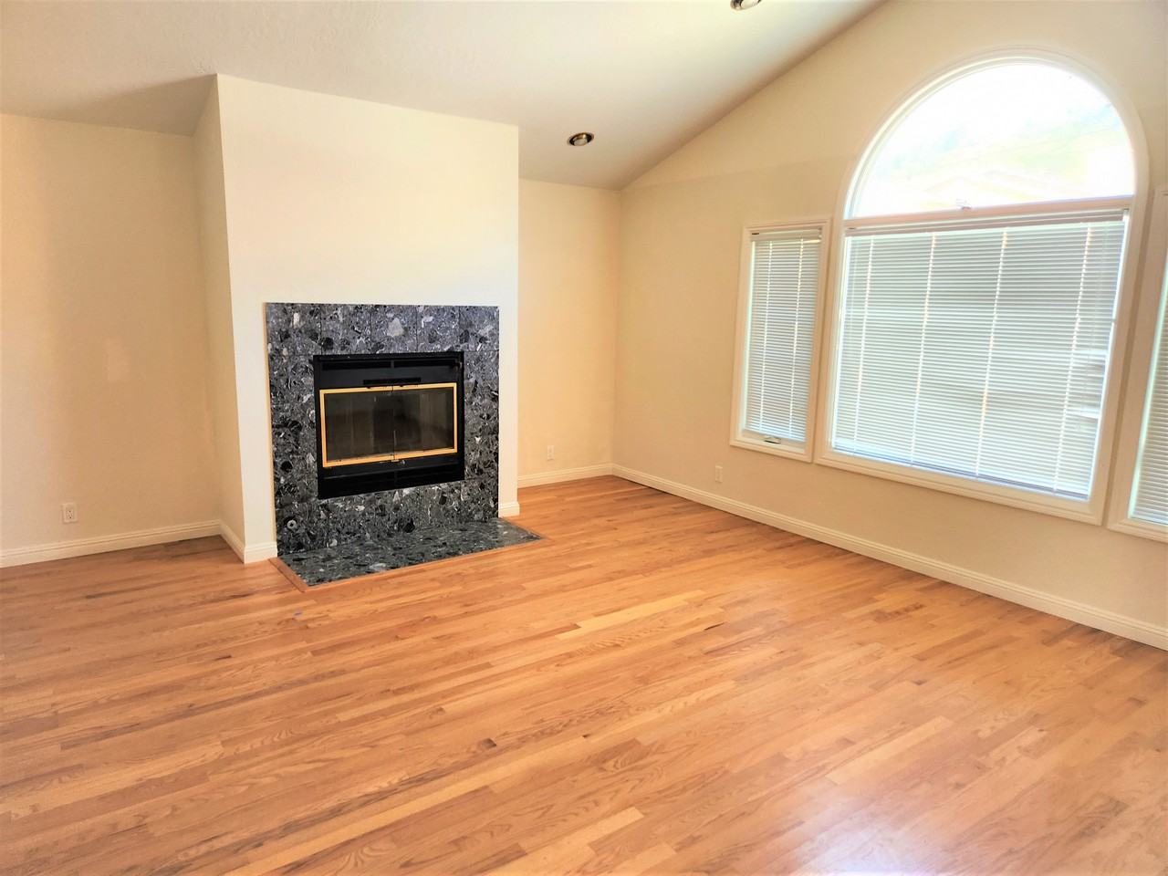 565 Miller Avenue - Photo 3 of 27